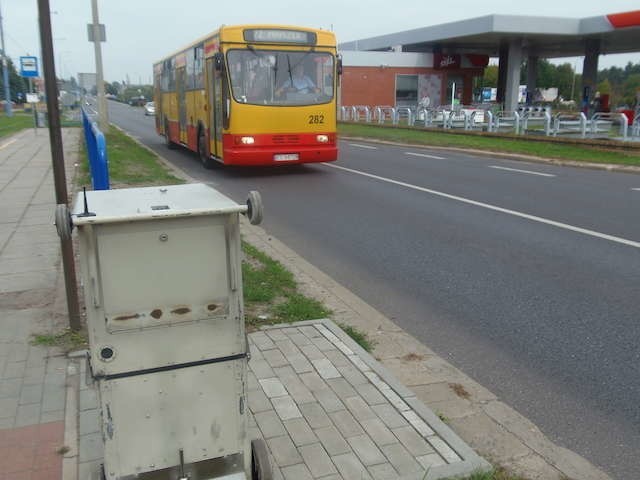 Przenośny Fotoradar Straży Miejskiej w październiku znów ustawiany był często w pobliżu szkół. Czy liczba złapanych tam kierowców zmalała?