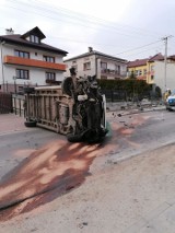 Jerzmanowice-Przeginia. Wypadek samochodu dostawczego na drodze lokalnej. Kierowca ranny