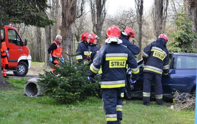 Audi przejechało przez nieckę wyłączonej fontanny.