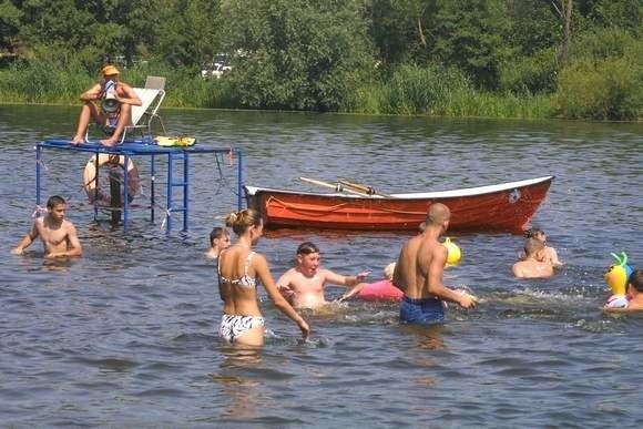 Na plaży w Dziewokliczu plażowicze mogą skorzystać z boiska do siatkówki i miejsca na ognisko oraz miejsca do grillowania.