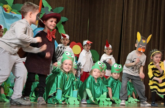 W gościnnych progach grudziądzkiego Ogniska Pracy Pozaszkolnej już po raz siedemnasty odbył się Przedszkolny Przegląd Teatralny pod hasłem "Teatr małego optymisty". Pomysłodawcą i organizatorem dwudniowego przeglądu jest Aleksandra Lesiak - dyrektor Przedszkola miejskiego "Lotnisko". Dziś oglądaliśmy 5 przedstawień a jutro 6. Dzieci i goście bawili się znakomicie.