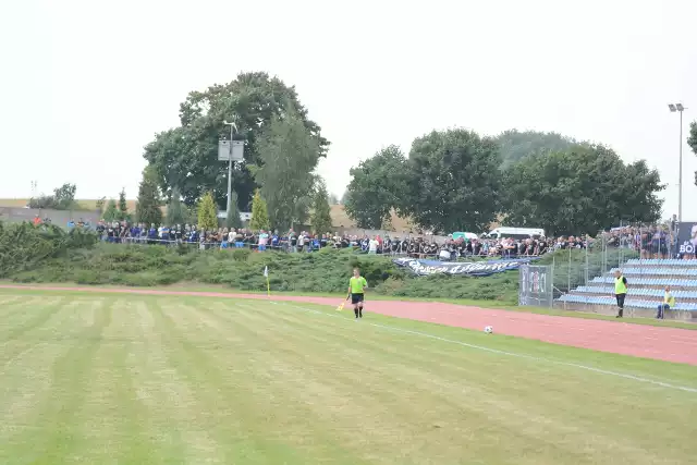 Zawisza Bydgoszcz tym razem walczył na wyjeździe z Naprzodem Jabłonowo Pomorskie (5:0 dla Zawiszy). Tak na meczu bawili się kibice obu drużyn.Zobacz wideo: Wypowiedzi, bramki, doping kibiców.