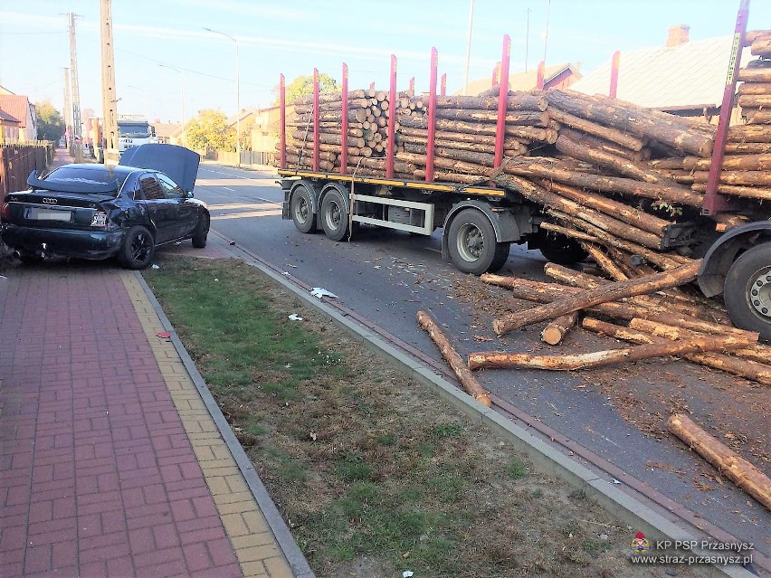 Wypadek w Jednorożcu: ciężarówka zderzyła się z audi. Bele drewna zablokowały drogę [ZDJĘCIA]