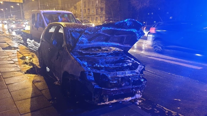 Pożar samochodu na Kopcińskiego w Łodzi! ZDJĘCIA. Auto doszczętnie spłonęło! SĄ UTRUDNIENIA