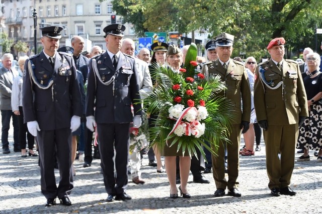 Wieńce pod Pomnikiem Obrońców Inowrocławia złożyli m.in. żołnierze Garnizonu Inowrocław