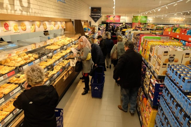 Na środę, 8 grudnia, zapowiedziano otwarcie nowego sklepu sieci ALDI. Na klientów w markecie przy Wapiennej czekają spore promocje. To nie jedyne zmiany na mapie handlowej Torunia i okolic. W jakich nowych sklepach zrobimy zakupy? Czytaj dalej. Przesuwaj zdjęcia w prawo - naciśnij strzałkę lub przycisk NASTĘPNE