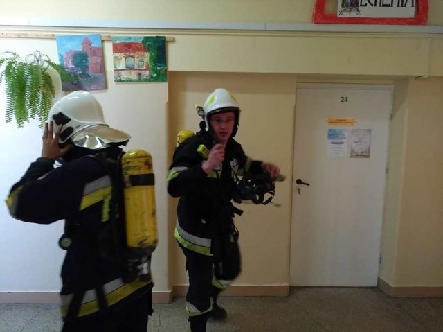 Strażacy z Więcławic Starych pierwsi weszli do ewakuowanej szkoły