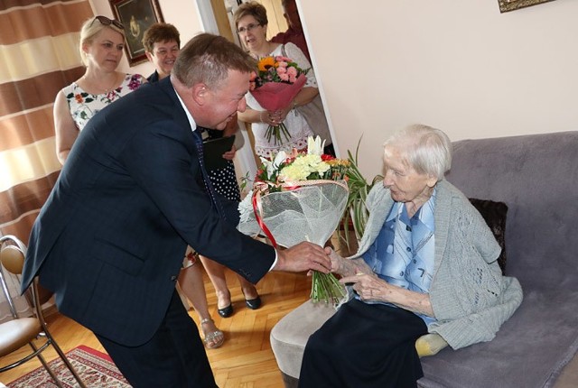 Wobec tak wyjątkowego jubileuszu, z życzeniami odwiedził panią Marię w jej domu wójt gminy Jan Pyrkosz