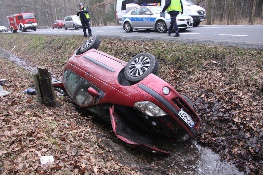 Groźny wypadek na Strzeleckiej w Opolu. Dachowało renault 