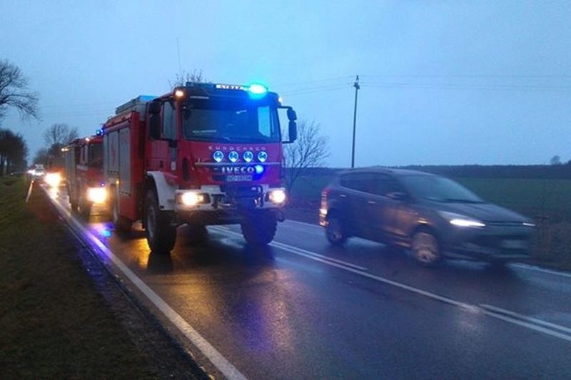Trasa Nowa Wieś Ełcka - Zdunki. Ciężarówka wyprzedzała na trzeciego. Trzy pojazdy w rowie (zdjęcia)