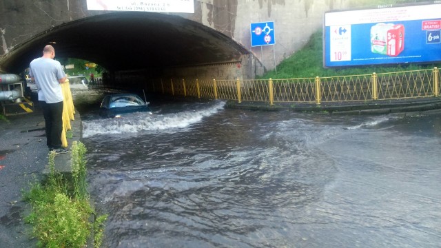 Gwałtowny deszcz, który spadł w Stargardzie po godzinie 19, spowodował m.in. zalanie wiaduktu między ulicą Bogusława IV a Spokojną. Zalane też były okoliczne ulice. Na samochód zaparkowany przy ul. Dworcowej spadł konar. Zapraszamy do galerii.