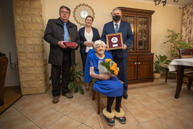 Pani Kazimiera Urbańska z powiatu włocławskiego skończyła 100 lat. W lutym 2022 roku otrzymała marszałkowski medal. Stuletnią mieszkankę Chocenia odwiedził członek zarządu województwa Sławomir Kopyść