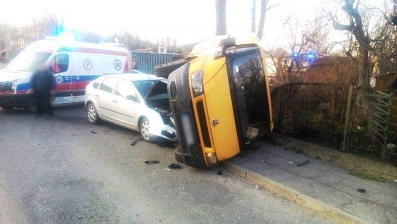 Nowy Sącz. Ford focus wywrócił forda transita. Dwie osoby ranne [ZDJĘCIA]