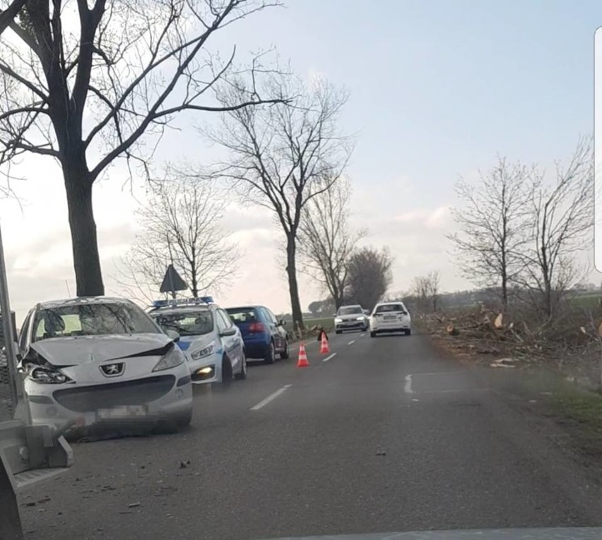 Wypadek pod Wrocławiem. Samochód w rowie (ZDJĘCIA)