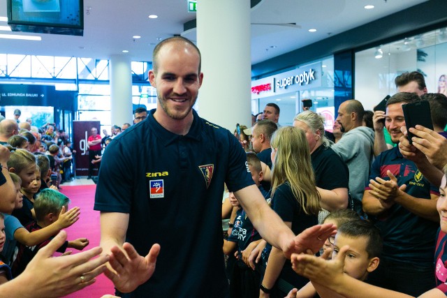 Można powiedzieć, że Pogoń Szczecin lekko poszalała w tym okienku transferowym. Zespół potrzebował wzmocnień głównie w linii obrony, więc do tej formacji doszło aż czterech zawodników. Pojawili się także zagraniczni skrzydłowy i napastnik. Są także obiecujące powroty młodych zawodników z wypożyczeń. Sezon rusza w niedzielę. Pierwszy mecz Pogoni w Warszawie z Legią. Pogonń po odejściu doświadczonego Łukasza Załuski potrzebowała kogoś pewnego w bramce. Pozostali golkiperzy to melodia przyszłości. Pogoń zakontraktowała więc Dante Stipicę. Chorwat podpisał umowę na 2 lata. Zawodnik trafił na Twardowskiego na zasadzie wolnego transferu rozwiązaniu kontraktu z klubem bułgarskiej ekstraklasy – CSKA Sofia. Dante urodził się 30 maja 1991 roku w Splicie. Mierzy 189 cm. W swojej karierze reprezentował barwy klubów w swojej ojczyźnie, przede wszystkim Hajduka Split, oraz bułgarskiego CSKA. W chorwackiej Prvej Lidze rozegrał łącznie 51 meczów, a na drugim poziomie jego bilans to 27 spotkań.W klubie ze stolicy Bułgarii był zmiennikiem i zaliczył tylko dwa mecze ligowe oraz dwa w pucharze krajowym. CSKA zajął w zakończonym sezonie 2. miejsce w ligowej tabeli. W przeszłości Stipica występował w kadrach młodzieżowych Chorwacji.