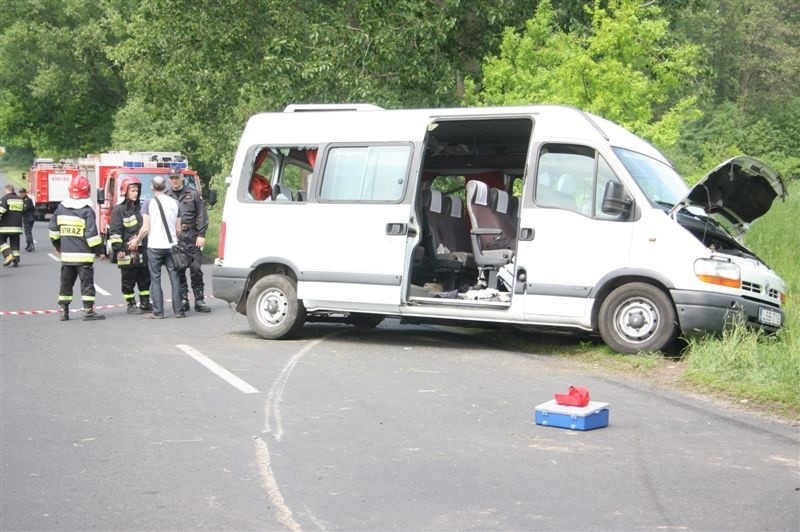 Bus z dziecmi z Wegier mial wypadek kolo Namyslowa. 13 osób...