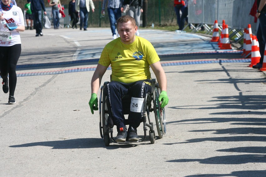 Biegli w niedzielę nad Zalewem Zemborzyckiem. To ostatni bieg z cyklu "Cztery Dychy do Maratonu" [DUŻO ZDJĘĆ]