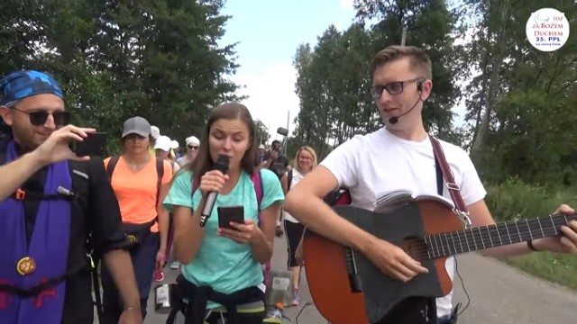 Kiedy dwa miesiące temu w serwisie YouTube pojawił się teledysk do utworu „Mama ostrzegała”, nikt nie mógł przypuszczać, że będzie cieszyć się aż tak dużą popularnością. Zespół disco polo Daj To Głośniej może pochwalić się zawrotną liczbą 23 milionów wyświetleń swojej piosenki, jednak to o jej pielgrzymkowej interpretacji mówi się obecnie najczęściej.