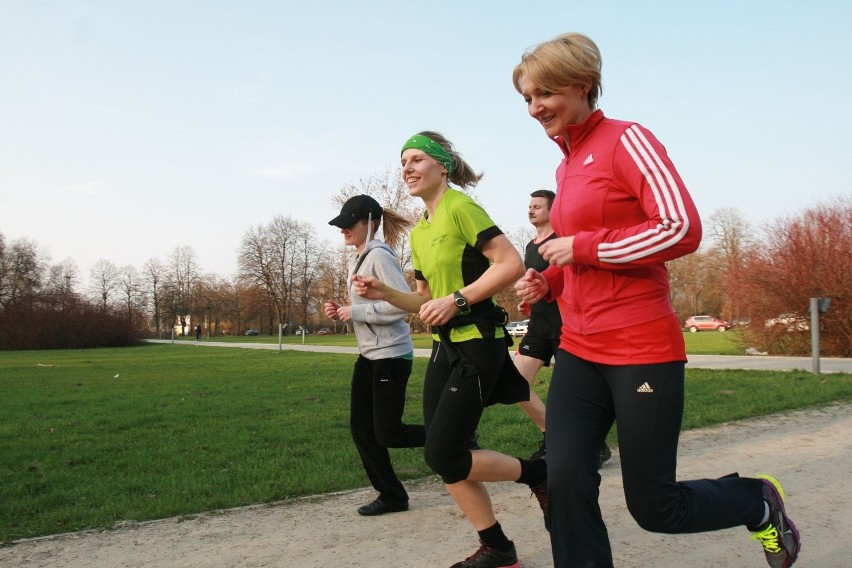 Kobietki biegają w Parku na Zdrowiu