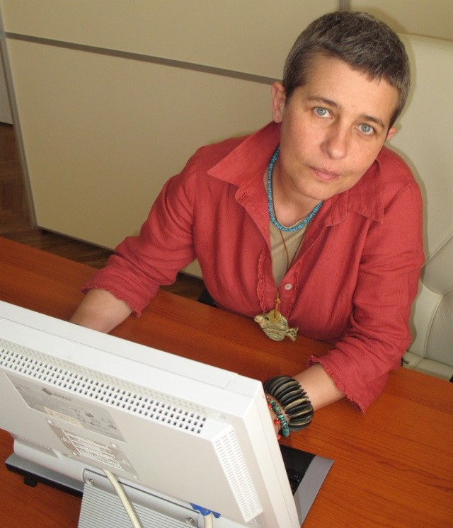 Ilona Goszczyńska, zdobywała doświadczenie pracując jako pedagog szkolny; pełniła także funkcję wizytatora oświaty. Jest terapeutą oraz niezależnym trenerem miękkich umiejętności psychospołecznych. Stale współpracuje z programem społecznym "Szkoła bez przemocy&#8221;, m.in. przez dwa lata prowadziła Telefon Zaufania Programu, obecnie w ramach Programu pomaga dzieciom-ofiarom przemocy szkolnej, nauczycielom oraz rodzicom.
