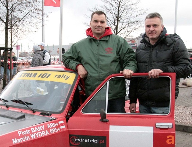 Marcina Wydra (z prawej) i Piotr Bany (z lewej) ukończyli Rajd Monte Carlo samochodów historycznych na wysokim 27. miejscu