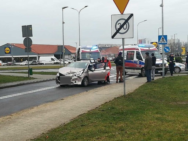 Do zdarzenia doszło przed południem na ul. Śniadeckich w Koszalinie. Dwie osoby odwieziono do szpitala. Kierowca forda jechał w kierunku ul. Bukowej (dawna ul. Langego) i wymusił pierwszeństwo przejazdu na kierującej peugeotem, która jechała od strony ul. Gdańskiej. Wtedy doszło do zderzenia obu samochodów. Do szpitala został odwieziona kobieta, która prowadziła peugeota (ma uraz nadgarstka) oraz dziecko, które jechało w fordzie. - W takich sytuacjach dzieci zawsze są zabierane do szpitala na badania profilaktyczne - wyjaśnia Beata Gałka, rzeczniczka koszalińskiej komendy policji. Zobacz także: Wypadek na drodze Koszalin - Kołobrzeg koło Mścic