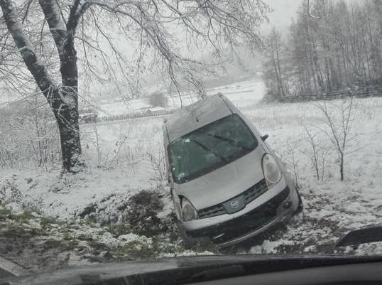 Samochód wpadł do rowu