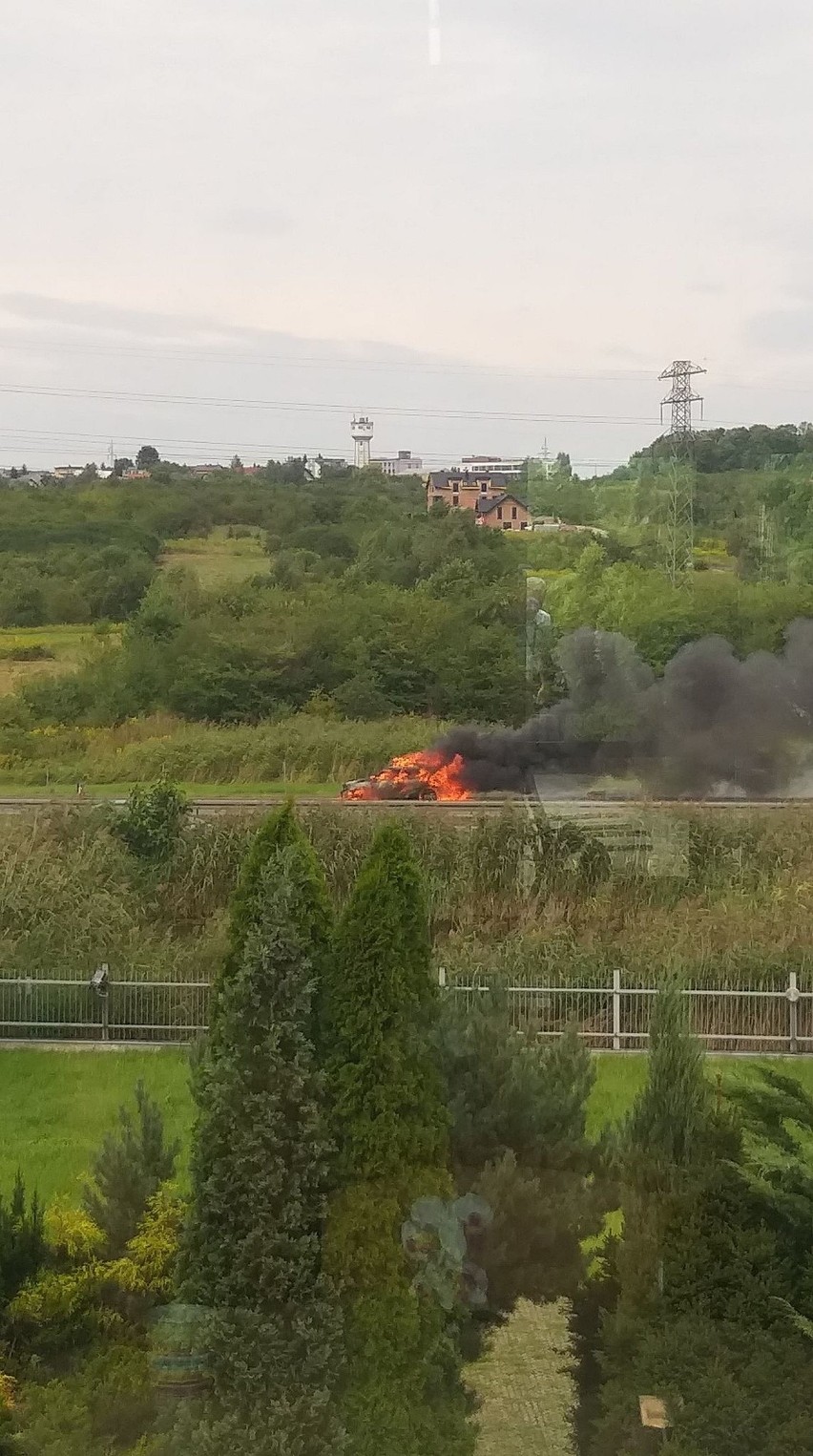 Kraków. Pożar samochodu na autostradzie A4. Wielkie korki na obwodnicy [ZDJĘCIA]