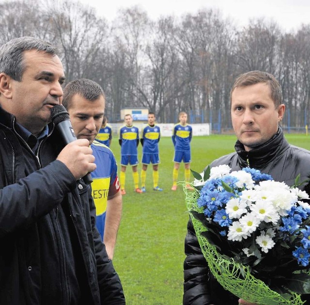 Trenera Mateusza Misia pożegnano kwiatami w klubowych barwach