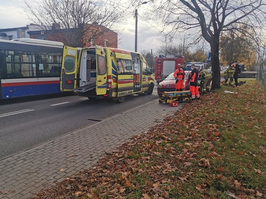 Zderzenie miejskiego autobusu z osobowym peugeotem w Bydgoszczy. Dwie osoby w szpitalu [zdjęcia]