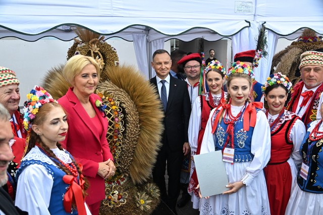 Prezydent RP Andrzej Duda oraz pierwsza dama Agata Kornhauser-Duda podczas Centralnych Dożynek Prezydenckich 2023