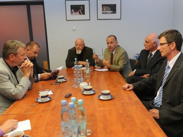 Debata w nto. Od lewej: Jarosław Chołodecki, Robert Węgrzyn, Aleksander Świeykowski, Józef Kotyś, Józef Małek, Marek Czaja.