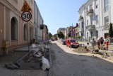 Na remontowanej ulicy Słowackiego w Kielcach układana jest kolorowa nawierzchnia. Czy skończą w terminie? Zobacz zdjęcia