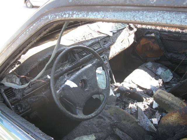 Mercedes przy ul. Grodzieńskiej został doszczętnie spalony.