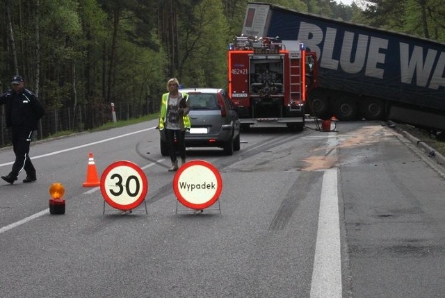 Wypadek na krajowej "trójce". Zginęły dwie osoby dorosłe i ich małe dziecko.