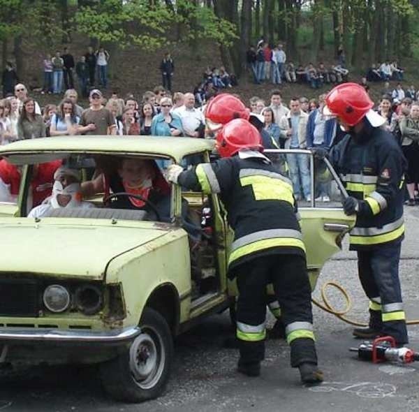 Choszczeńscy strażacy próbują wydostać z wraku samochodu Bartłomieja Gawlika i Grzegorza Tułacza. Na szczęście to były tylko ćwiczenia.