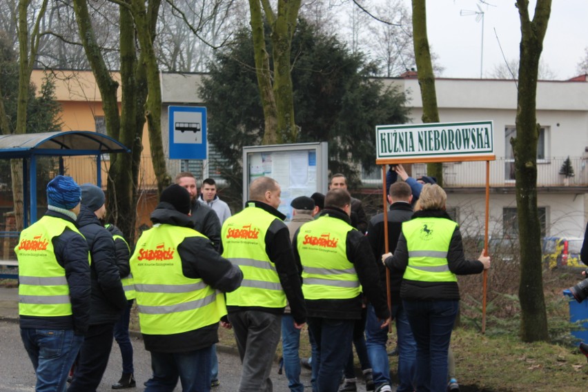 Protest mieszkańców w Kuźni Nieborowskiej. Zablokowali drogę wojewódzką