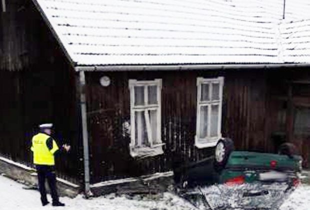 Nowy Sącz. Wypadek na ul. Lwowskiej. Samochód uderzył w ścianę domu. [ZDJĘCIA]