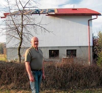 Jacek Janusz z Ptaszkowej w gminie Grybów podczas halnego stracił połowę blaszanego dachu. 100 metrów kwadratowych blachy oderwało się od budynku i przeleciało na drugą stronę drogi. FOT. TOMASZ MATEUSIAK