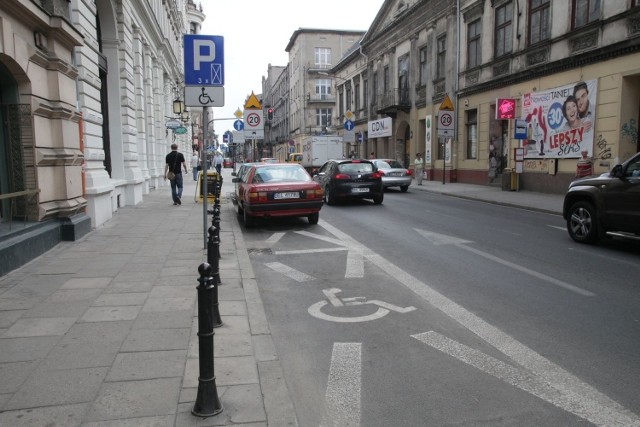 Do bezpłatnego parkowania upoważniają dwa dokumenty - karta parkingowa osób niepełnosprawnych i tzw. abonament zerowy, który uprawnia do bezpłatnego parkowania