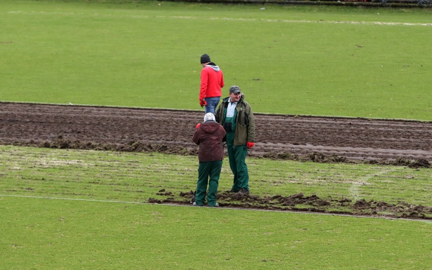 Wymiana murawy na stadionie Pogoni Szczecin.