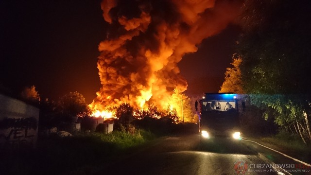 Kilkuset strażaków przez trzy dni walczyło z pożarem, który wybuchł 27 maja na terenie byłej przetwórni odpadów gumowych przy ul. Słowackiego w Trzebini. Ogień zauważono po godz. 1 w nocy i szybko zaczął się rozprzestrzeniać. Pojawił się na nielegalnym składowisku, gdzie znajduje się 46,5 tys. metrów sześciennych odpadów m.in. starych opon, gum, szmat i plastików.