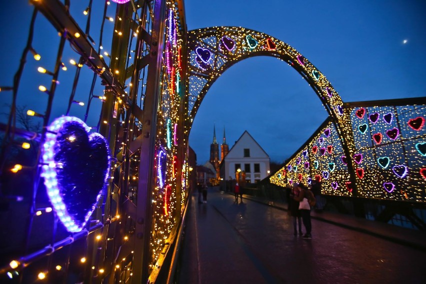 Ostatni dzień z choinką Rynku. Rozpoczął się demontaż świątecznych iluminacji we Wrocławiu (ZDJĘCIA)