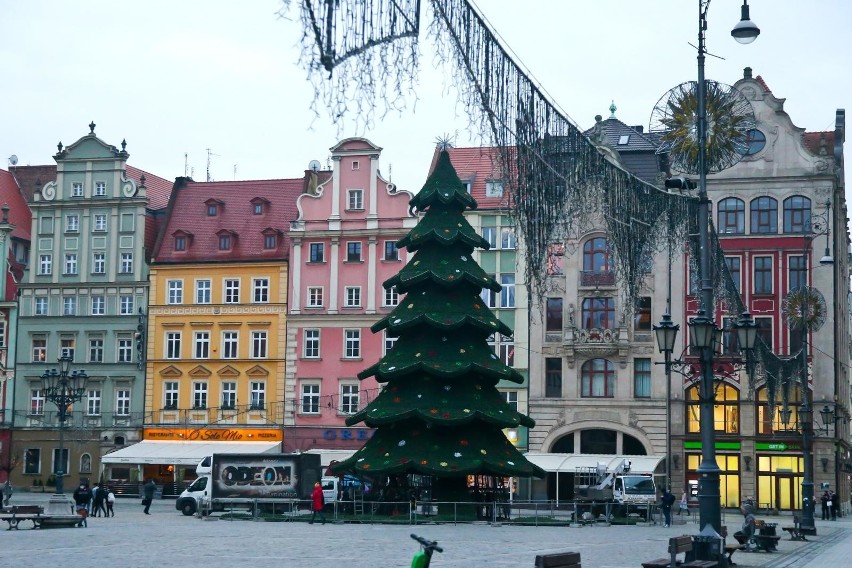 Ostatni dzień z choinką Rynku. Rozpoczął się demontaż świątecznych iluminacji we Wrocławiu (ZDJĘCIA)