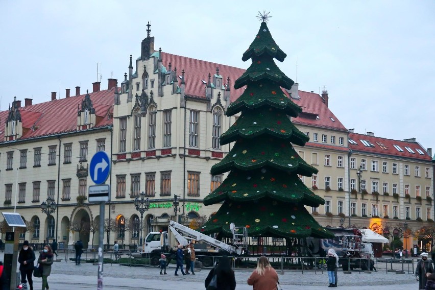Ostatni dzień z choinką Rynku. Rozpoczął się demontaż świątecznych iluminacji we Wrocławiu (ZDJĘCIA)