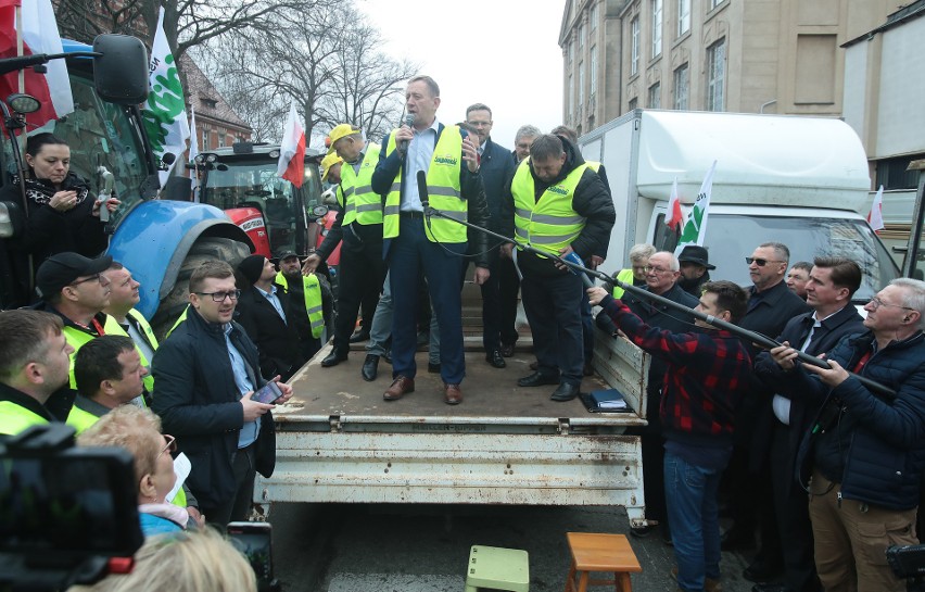 Minister rolnictwa w Szczecinie. Protestujący rolnicy żądają natychmiastowego wstrzymania napływu zbóż na granicy [ZDJĘCIA]