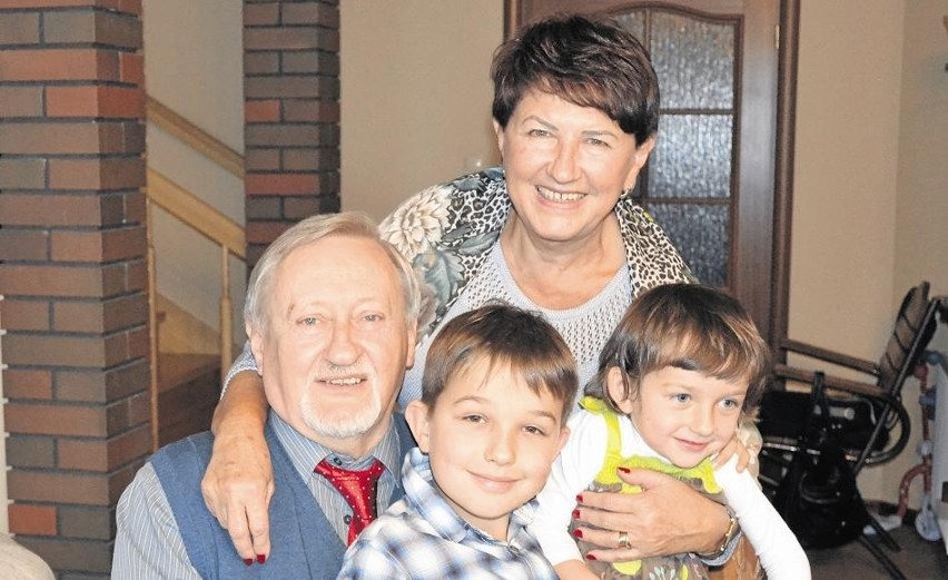 Jadwiga Rotnicka z mężem i wnukami, Michałem i Martusią