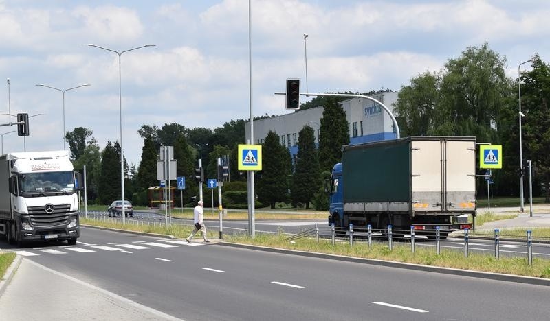 Światła na ul. Chemików w Oświęcimiu wciąż nie działają, chociaż postawiono je już pół roku temu [ZDJĘCIA]