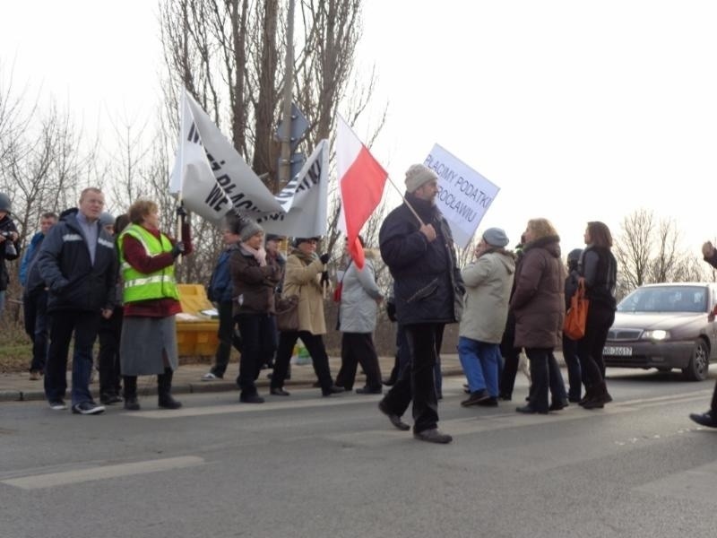 Protest na Swojczyckiej i Kowalskiej. Kilkadziesiąt osób blokowało ulice (ZDJĘCIA)