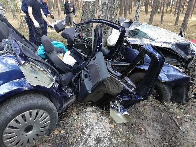 Do tragedii doszło w sobotę, 15 września, na trasie koło Bytnicy pod Krosnem Odrzańskim. Około godz. 23.00 kierujący fordem uderzył w drzewo. Zginął na miejscu. Jego żona na pomoc czekała całą noc. Była zakleszczona w aucie. Nie mogła sama wezwać pomocy. W niedzielę rano znalazł ją grzybiarz. Niestety, 26-latka zmarła w szpitalu.Kierujący fordem mondeo jechał mało uczęszczaną drogą z Bytnicy do miejscowości Głębokie. Około godz. 23.00 uderzył w drzewo. 27-letni kierowca zginął na miejscu. W aucie została zakleszczona jego 26-letnia żona. Kobieta była przytomna. Nie miała jednak możliwości wezwania pomocy. Całą noc była zakleszczona w aucie na przednim fotelu obok martwego męża.W niedzielę, 16 września rano, lasem w okolicach miejsca tragicznego wypadku szedł grzybiarz. Zauważył rozbity samochód i zawiadomił policję. Zgłoszenie o wypadku krośnieńska policja dostała o godz. 7.40. Na miejsce natychmiast wyjechały służby ratunkowe.Strażacy sprzętem hydraulicznym rozcięli karoserię forda. Ranna kobieta została zabrana do szpitala w Zielonej Górze śmigłowcem lotniczego pogotowia ratunkowego. - 26-lentia kobieta zmarła w szpitalu – mówi asp. szt. Justyna Kulka, rzeczniczka policji w Krośnie Odrzańskim.Przeczytaj też:   HORROR! KOBIETA CAŁĄ NOC CZEKAŁA NA POMOC W ROZBITYM AUCIE. JEJ MĄŻ - KIEROWCA SAMOCHODU - ZGINĄŁ NA MIEJSCU [ZDJĘCIA]Lubuscy policjanci zadali kolejny mocny cios przestępczości narkotykowej. Zlikwidowane plantacje konopii indyjskich, zabezpieczone narkotyki. WIDEO: